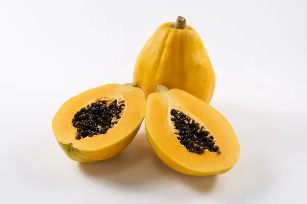 Papaya tropikal bir meyvedir. Düşük asitli, aromalı ve pürüzsüz dokulu tatlı bir meyvedir..
