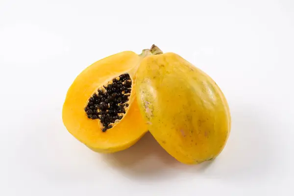 Papaya tropikal bir meyvedir. Düşük asitli, aromalı ve pürüzsüz dokulu tatlı bir meyvedir..