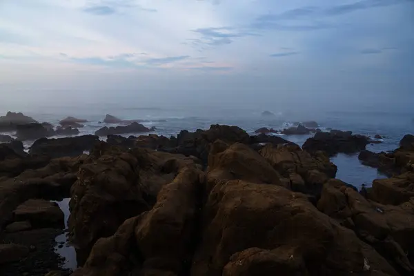 Kayalık yerden görünen deniz.