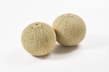 Beyaz arka planda kavun meyvesi