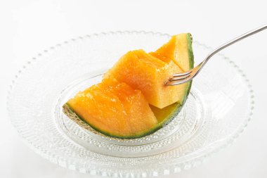 Beyaz arka planda kavun meyvesi