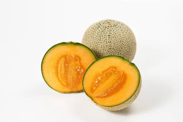 Beyaz arka planda kavun meyvesi