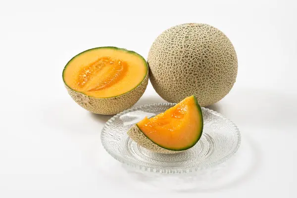 Beyaz arka planda kavun meyvesi