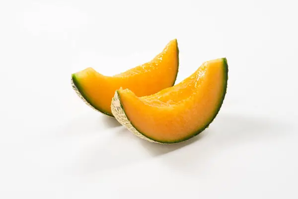 Beyaz arka planda kavun meyvesi