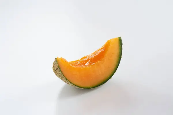 Beyaz arka planda kavun meyvesi