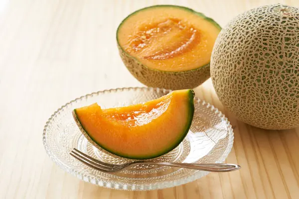 Beyaz arka planda kavun meyvesi