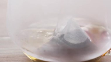 Çay poşetiyle çay yapma sahnesi