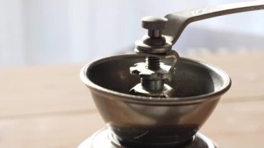 Değirmende kahve öğüten fasulyeler.