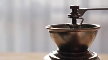 Değirmende kahve öğüten fasulyeler.