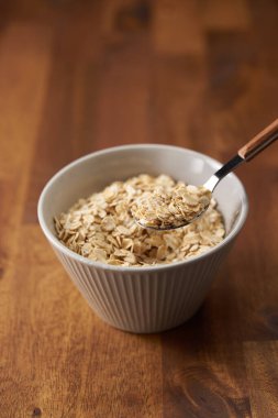 Masada bir kase sağlıklı yulaf ezmesi.