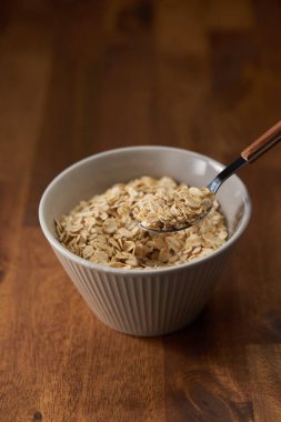 Tahta bir masada sütlü yulaf lapası, yakın plan..