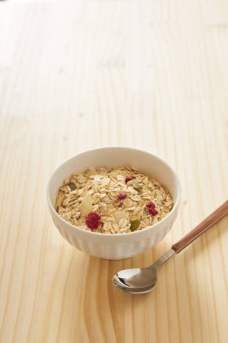 Granola ve böğürtlenli sağlıklı kahvaltı