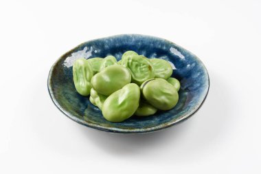 Beyaz arka planda mavi kase taze yeşil bamya. yüksek kaliteli fotoğraf