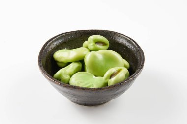 Beyaz arkaplanda taze yeşil fasulye