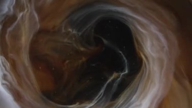 Kahvenin sütle karıştığı bir sahne.