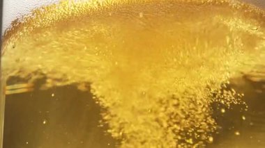 Soğuk bira dökme sahnesinin yakın çekimi