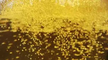 Soğuk bira dökme sahnesinin yakın çekimi