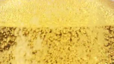 Soğuk bira dökme sahnesinin yakın çekimi