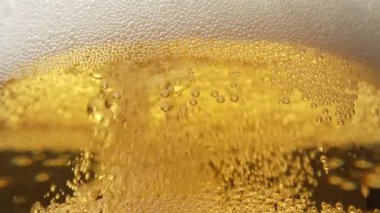 Soğuk bira dökme sahnesinin yakın çekimi