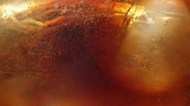 Karbonatlı içecek (kola içeceği) dökme sahnesi