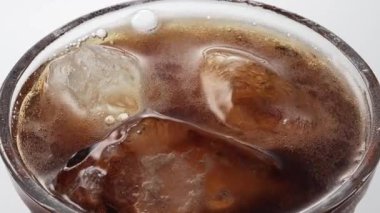 Karbonatlı içecek (kola içeceği) dökme sahnesi