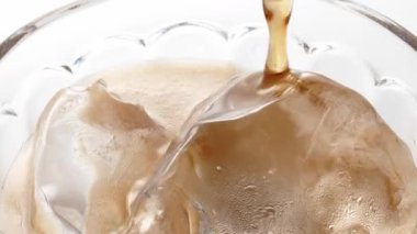 Karbonatlı içecek (kola içeceği) dökme sahnesi