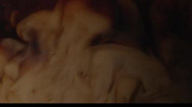 Kahve sıvı seviyesini karıştırdığını düşünsene.