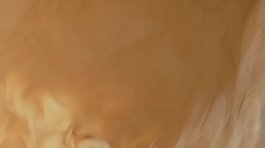 Kahve sıvı seviyesini karıştırdığını düşünsene.