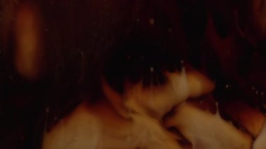 Kahve sıvı seviyesini karıştırdığını düşünsene.