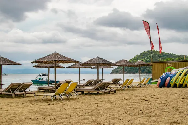 Skiathos Adası, Yunanistan - 25 Ağustos 2022 - Limanın, şehrin, plajların ve adanın şatosunun fotoğrafları. İnsanlar harika bir günün tadını çıkarıyor..