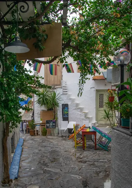 Skiathos Adası, Yunanistan - 25 Ağustos 2022 - Limanın, şehrin, plajların ve adanın şatosunun fotoğrafları. İnsanlar harika bir günün tadını çıkarıyor..