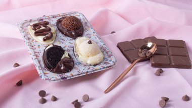 Geleneksel Brezilya tatlıları Brigadeiro e Beijinho