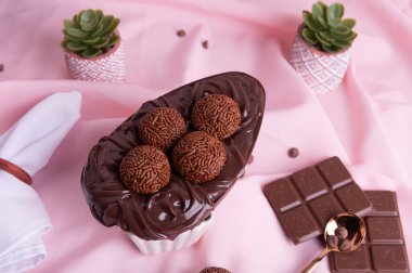 Yarım paskalya yumurtası aç