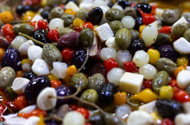 Siyah ve yeşil zeytinli salata.