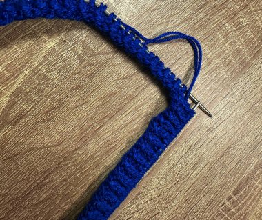 Ahşap arka planda örgü ipliği. Yün örüyorum..