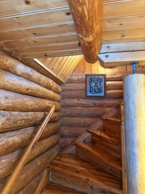 Ahşap kırsal bir evin içinde.