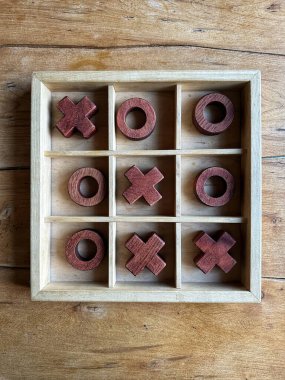 kırmızı ahşap tic-tac-toe oyunu