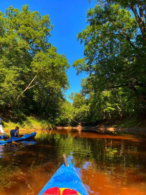 Kanodaki bir grup insan.