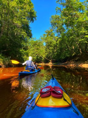 Nehirde iki kano ve turist