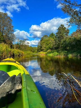 Gölün kıyısındaki kano