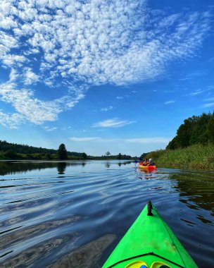 Yazın gölde bir tekne..