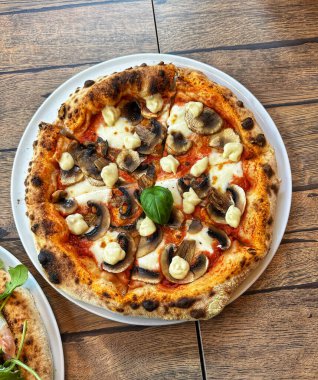 İtalyan usulü peynirli ve mantarlı pizza.