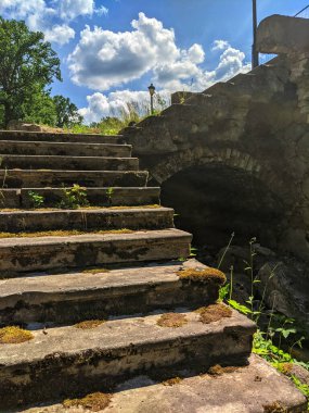 Terk edilmiş şatonun parkında taş basamaklar.