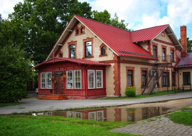 Sigulda, Letonya 'daki eski kırmızı tuğlalı ev.