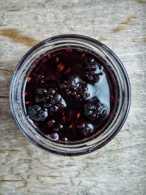 Arka planda böğürtlen reçeli kavanozu. Ev yapımı reçel