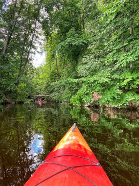 Kanonun önünden bir kano görünüyor.