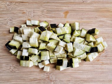 Beyaz arkaplanda taze kabak