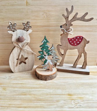 Ren geyikleri, ren geyikleri, çam kozalakları ve ren geyikleriyle Noel ağacı.