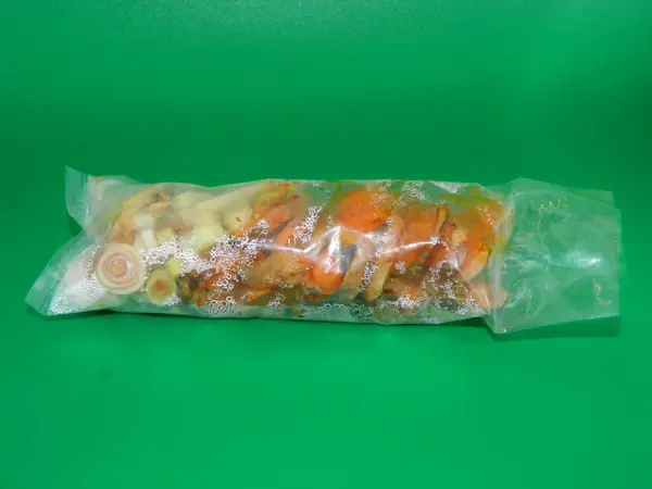 Mutfakta yeşil arka planda bulunan yemek malzemelerinin aşırı makro fotoğrafı. Çok fazla vitamin içerir.