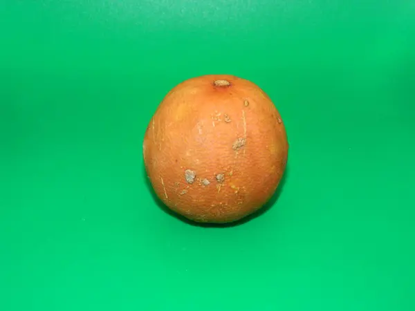 Mutfakta yeşil arka planda bulunan yemek malzemelerinin aşırı makro fotoğrafı. Çok fazla vitamin içerir.